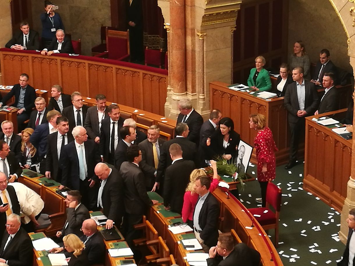 Videón, ahogy Orbán TEK-es testőrei a parlamentbe rohannak