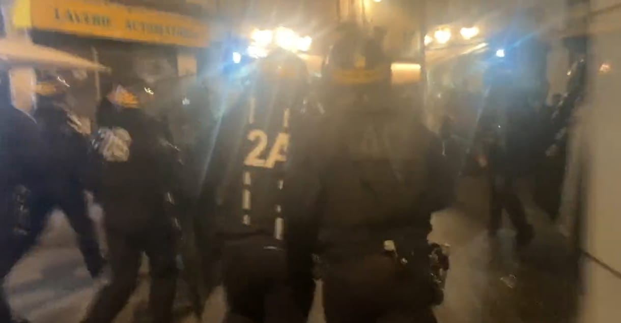 Összecsaptak a rendőrök és a tüntetők Párizsban 