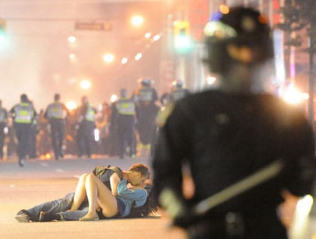 Előkerült a vancouveri zavargások csókolózó párja