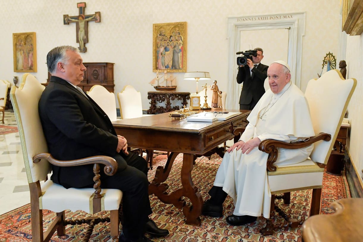 Csak a pápa békepártibb Orbánnál a Nézőpont kutatása szerint