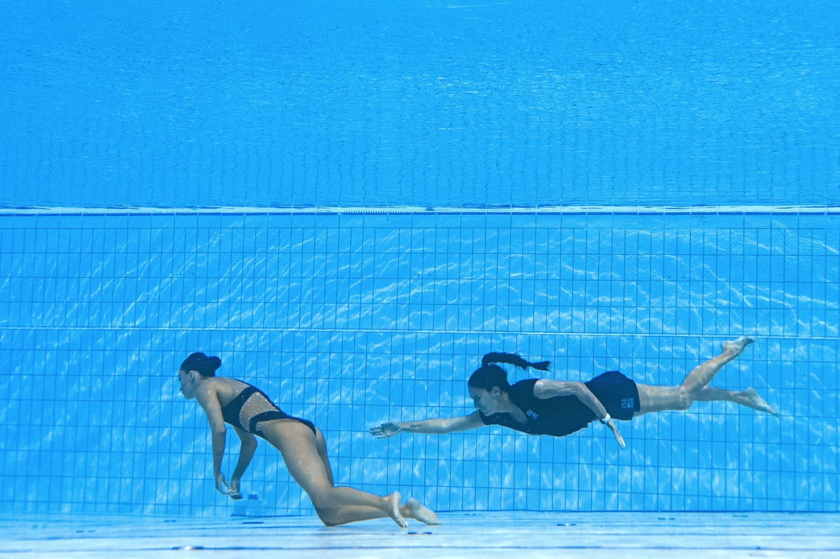 A FINA az utolsó pillanatban megtiltotta a versenyzést a medencében elájuló műúszónak