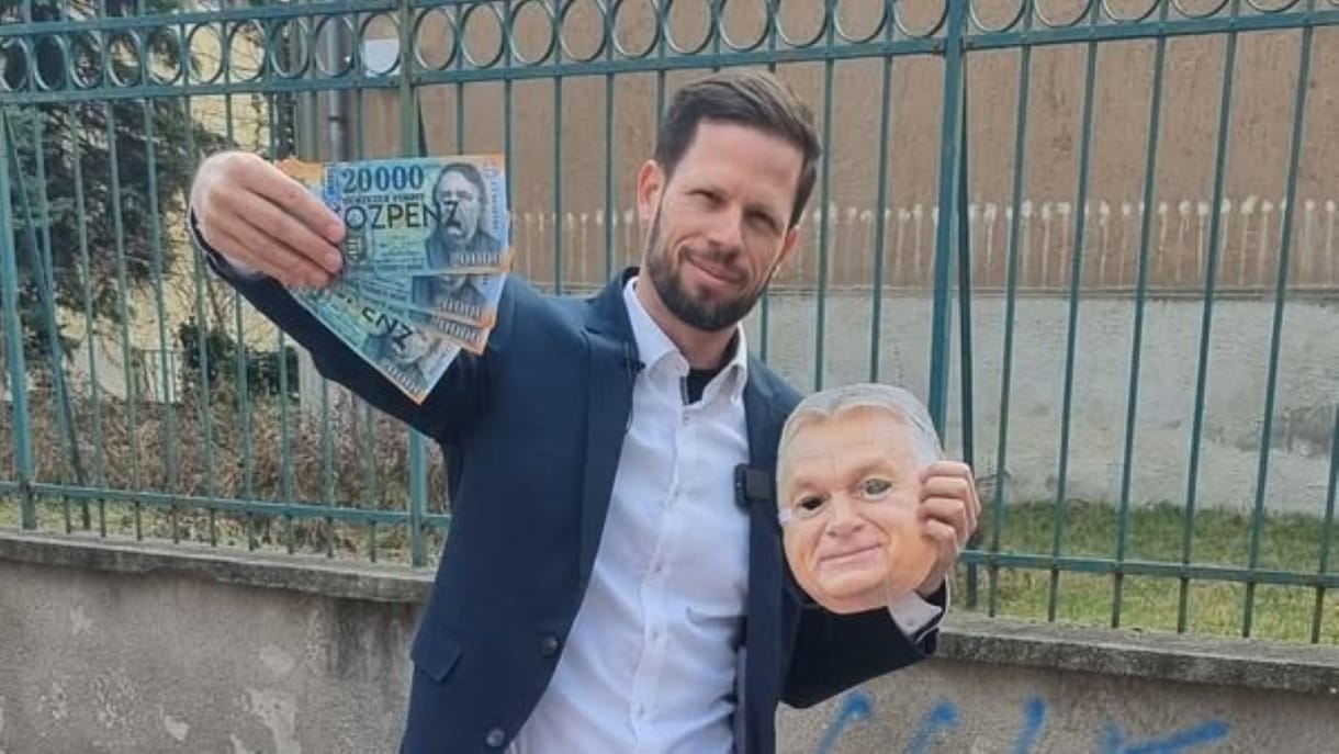 Baleset vetett véget Tordai Bence szürreális sajtótájékoztatójának az orosz nagykövetség előtt