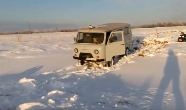 Viral videós csúcsjelenet, amikor ez az orosz autós becsapja a kocsiajtót