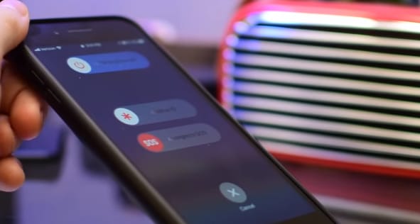 Érkezik egy rendőrbosszantónak is nevezett letiltós funkció az iPhone-okba, de vészhívásra is jó lesz