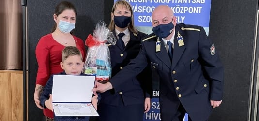 Kitüntette a rendőrség a kisfiút, aki tavaly eszméletlen anyukájához hívott segítséget
