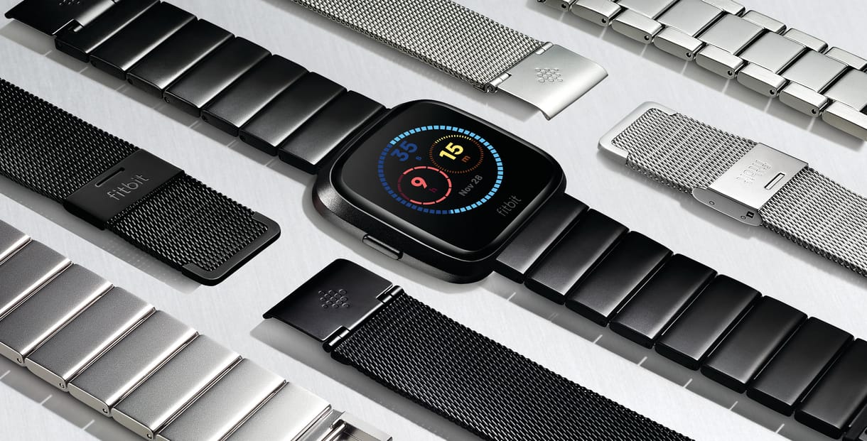 Megjött a Pebble igazi utódja: ígéretes okosórát dob piacra a Fitbit