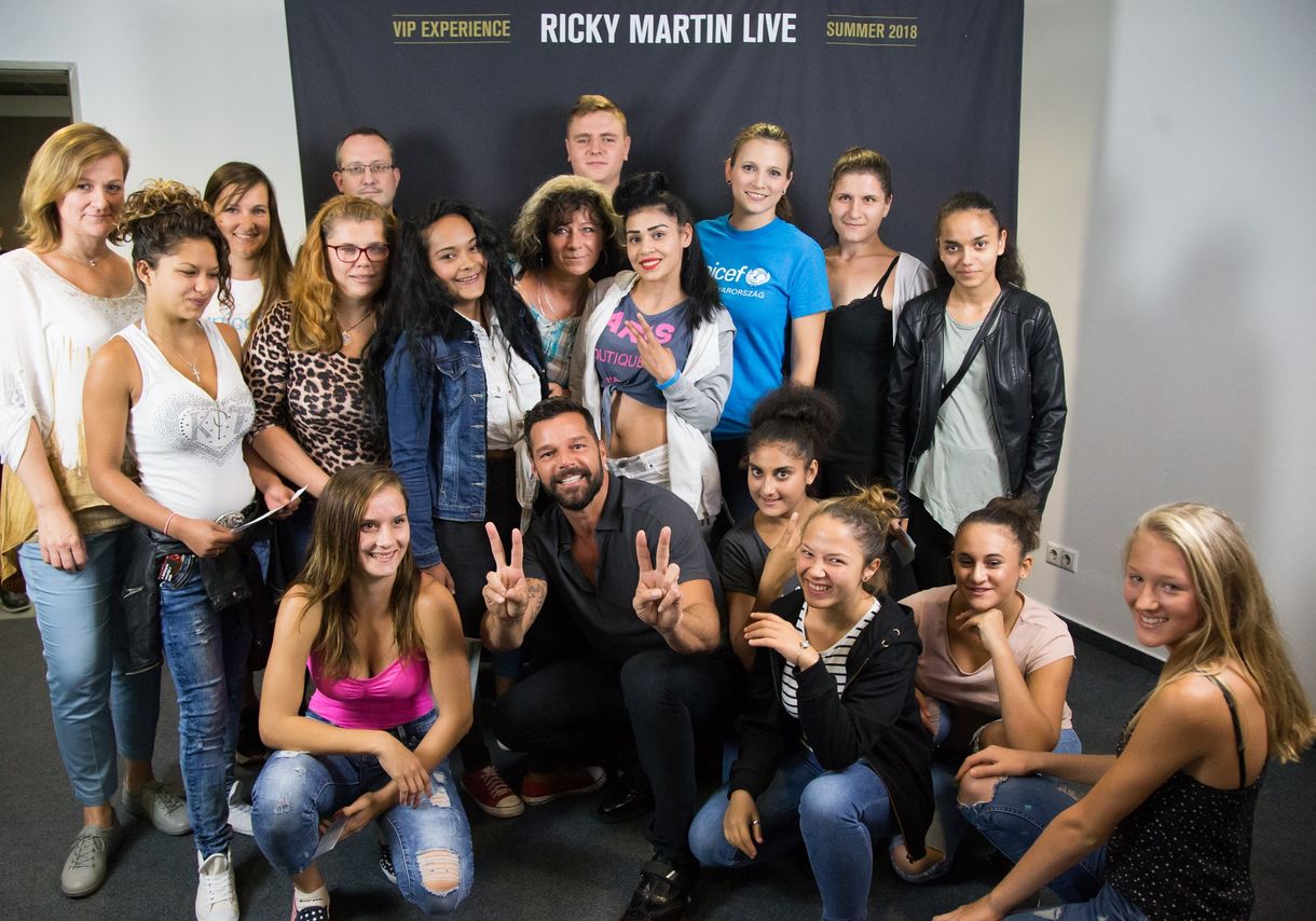 Ricky Martin gyermekotthonokban élő fiatalokkal találkozott tegnapi koncertje előtt