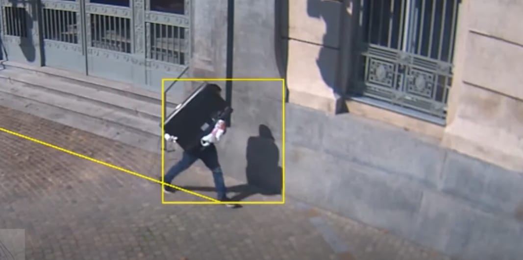 Lopott tévével a hóna alatt szállt fel egy férfi a villamosra Budapesten