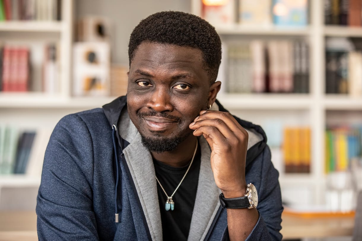 Abszolút könyv, opus magnum - három órán át dedikált Budapesten a szenegáli Mohamed Mbougar Sarr 