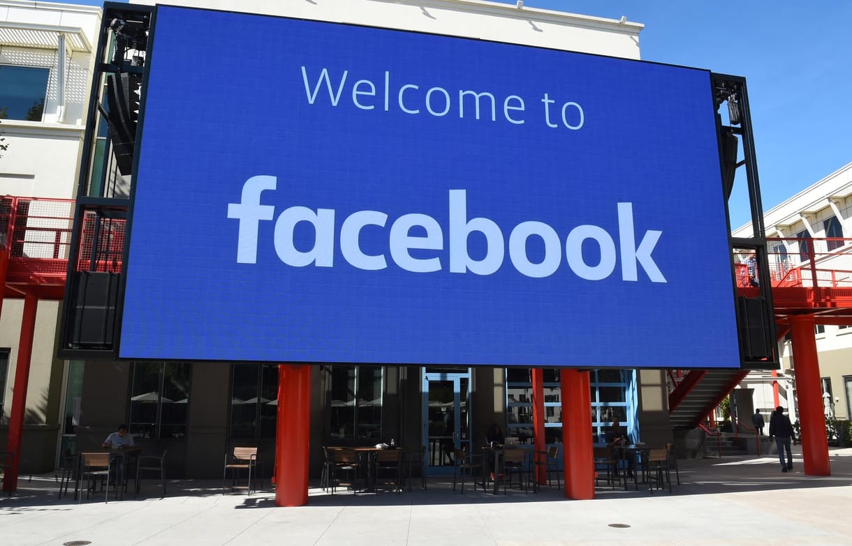 Van egy kiskapu a Facebook rendszerében, több politikus visszaél vele