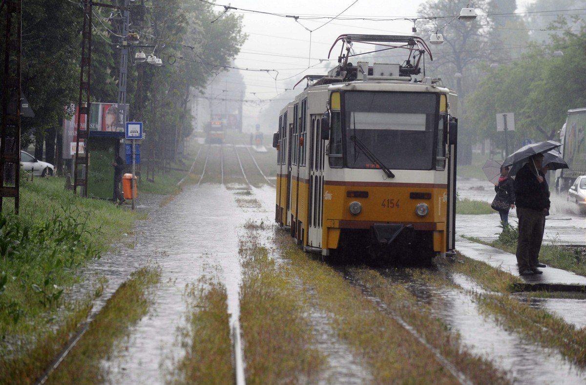 Felhőszakadás miatt leállt a villamos Kőbányán – fotók