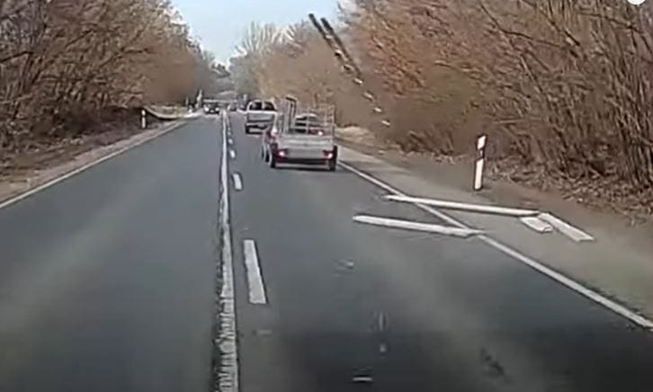 Létra és colos deszka is repült menet közben egy utánfutóról – videó