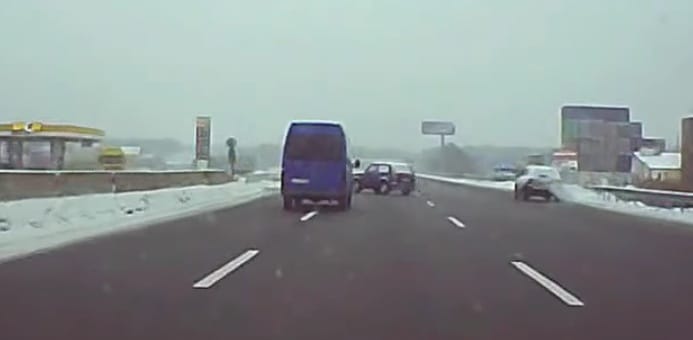 Egy ekkora becsapódástól a Lada Niva sem véd meg senkit – videó
