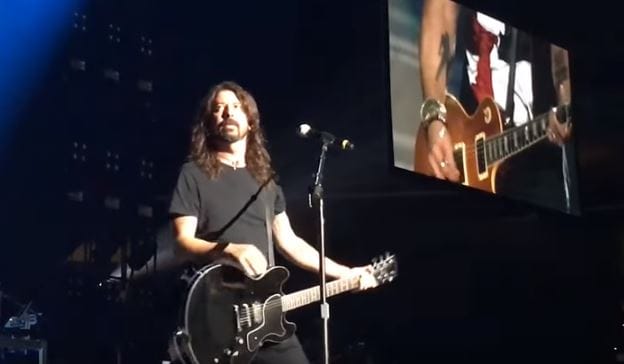 Nem semmi beugrás: így szól Dave Grohllal a Guns N'Roses