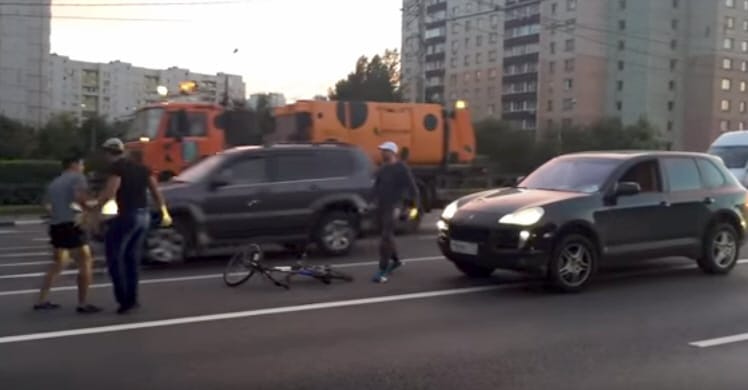 Egy pillanat alatt kisegerek lettek a bringást leüvöltő nagyfiúk - videó