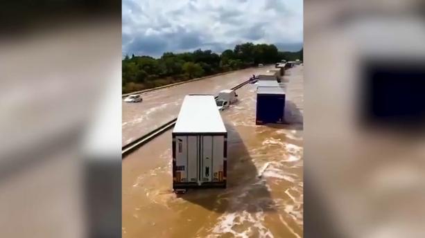 Hömpölygő folyóvá változott egy francia autópálya - videó