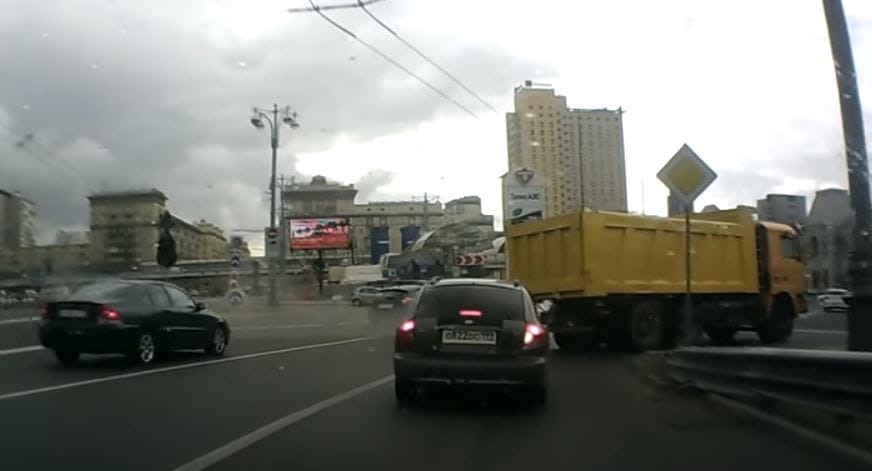 Videó: Akkorát robbant a Kamaz kereke, hogy letépte a szomszéd kocsi lökhárítóját