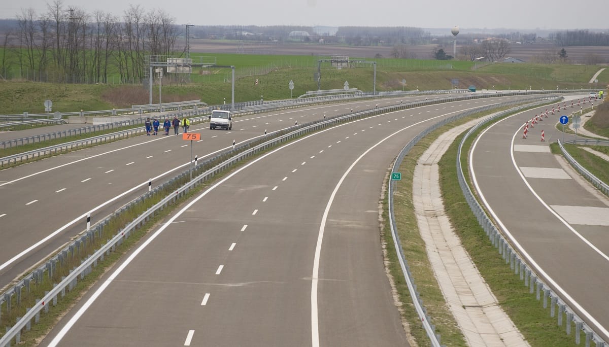 Halálra gázoltak egy menekülő embercsempészt az M6-os autópályán