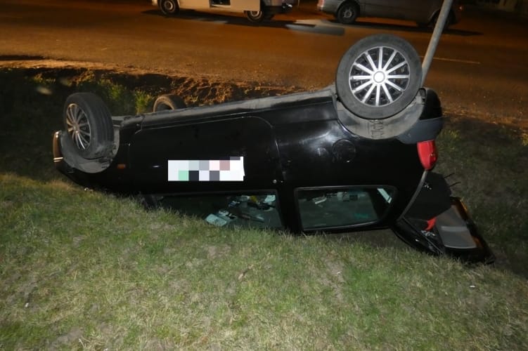 Bedrogozva loptak autót a váci fiatalok, aztán árokba borultak