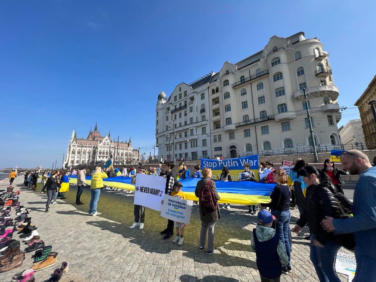 A Duna-parti cipőknél tartottak demonstrációt a Mariupolban meggyilkoltak emlékére