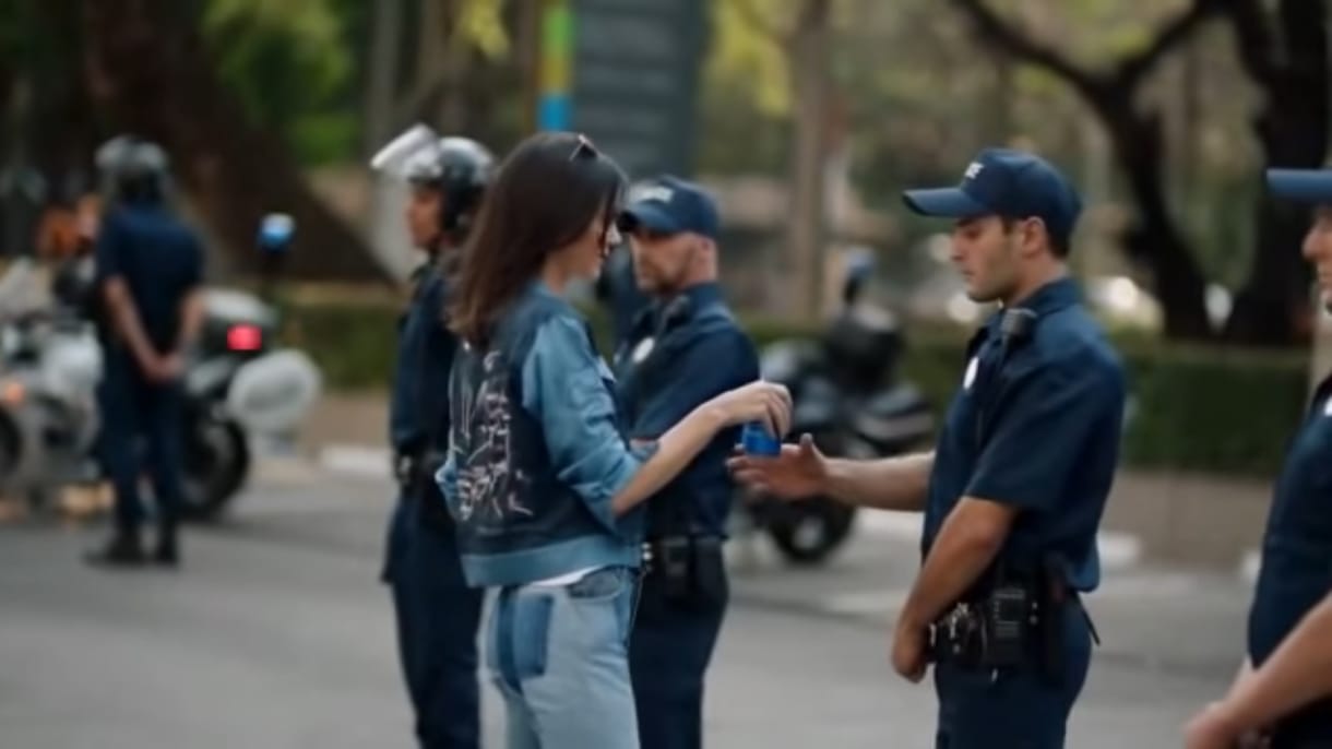 Mindenkit kiakasztott a tüntetéseket kifigurázó Pepsi-reklám