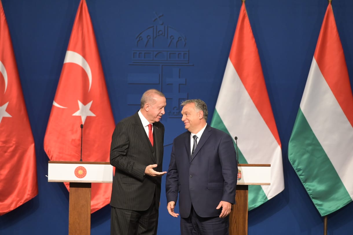 Orbán török barátja nem elüldözi, hanem bezárja a neki nem tetsző egyetemet