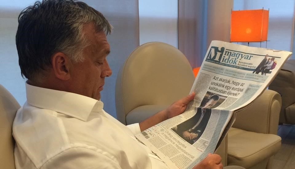 A KFC-ben megvert újságíróval poénkodik Orbán kedvenc napilapja