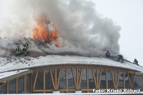 Lángol a csíkmindszenti faluház