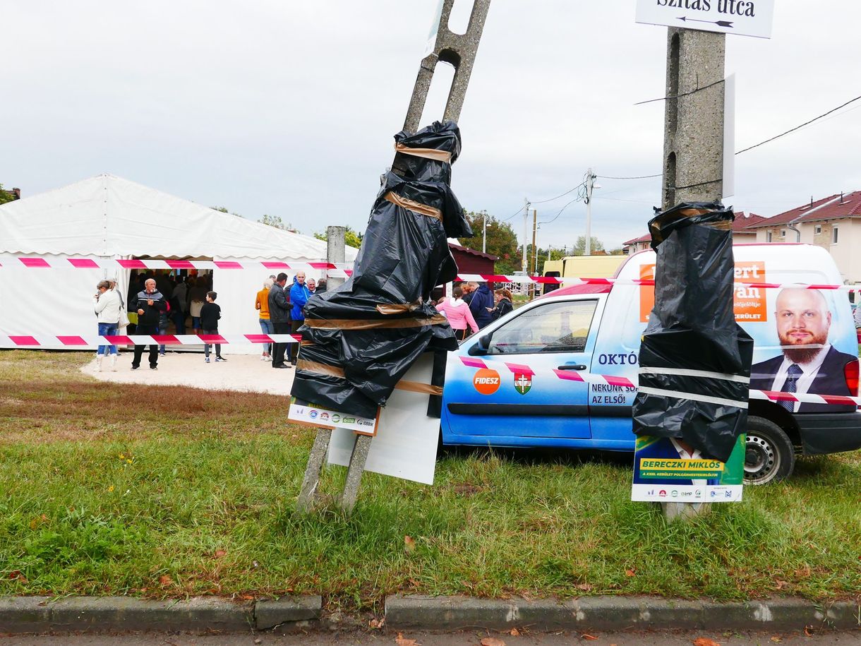 Szemeteszsákkal takarták le az ellenzéki jelölt plakátjait Soroksáron, hogy ne zavarja a fideszes kampánybuli összképét