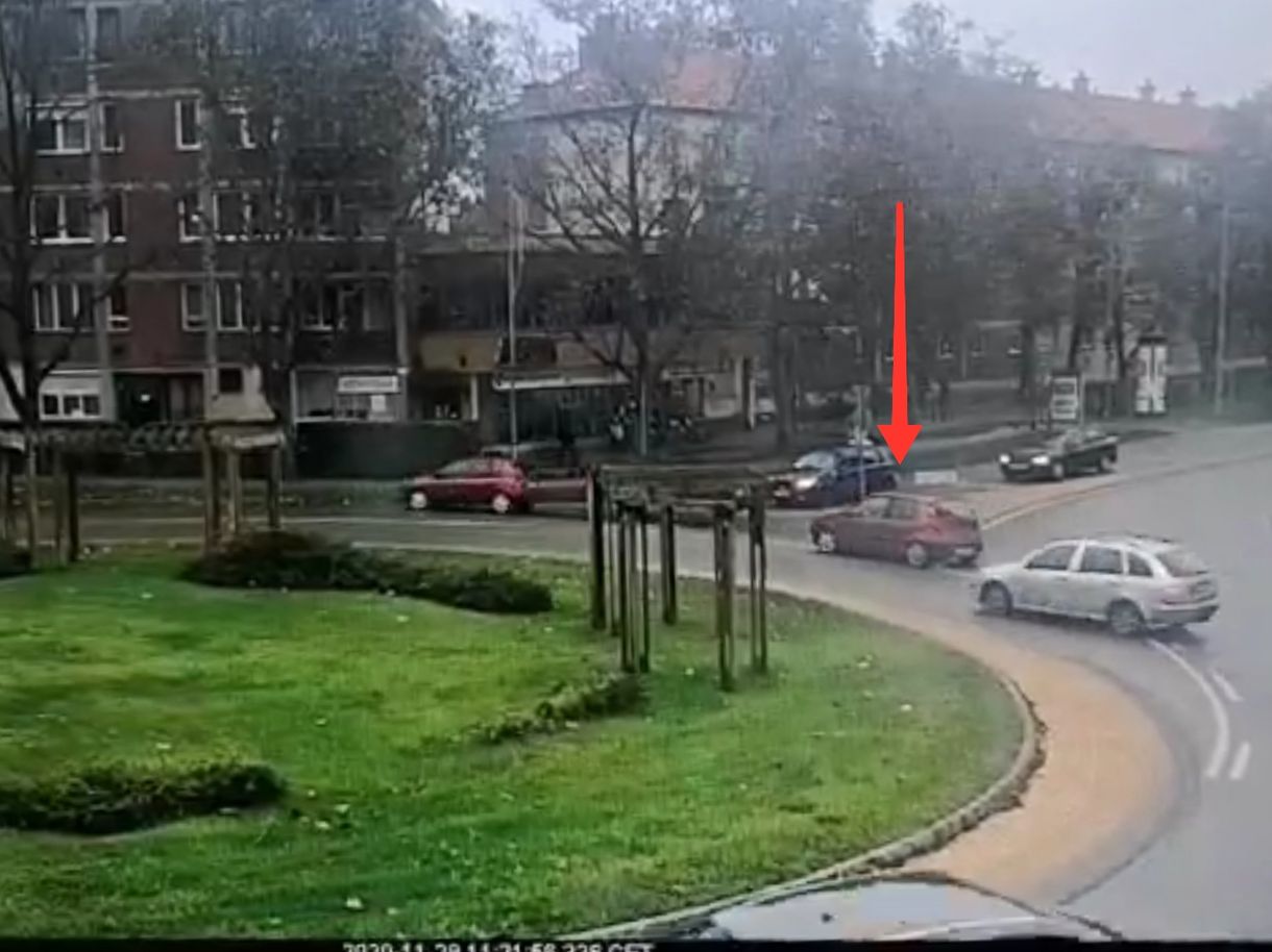Keresik ezt az aranyszínű Fiat Puntót, mert ma balesetet okozott és elhajtott - fotó