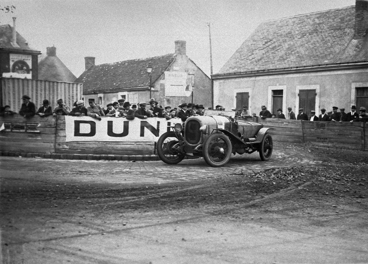 Őrült száguldás: bravúrok és emberi drámák tették legendássá az idén 100 éves Le Mans-i autóversenyt