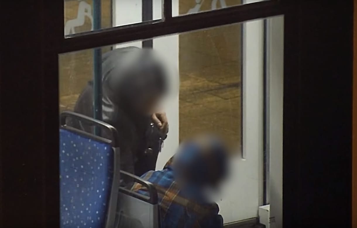 Gyorsított eljárásban ítélték el a férfit, aki kifosztotta alvó utastársát a villamoson