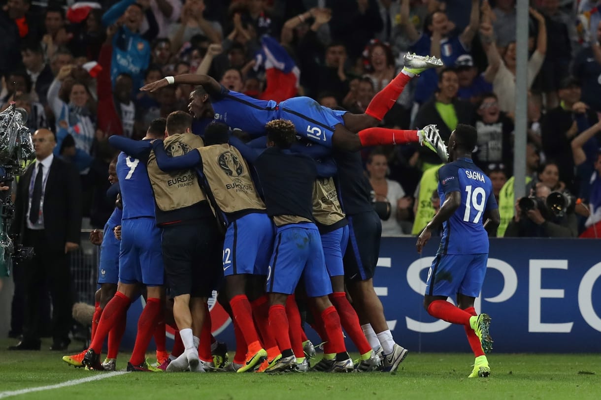 EURO 2016, 6. nap: Továbbjutottak a házigazdák