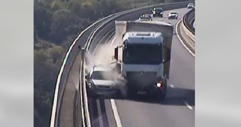 Kamion préselt a szalagkorlátra egy autót a Kőröshegyi völgyhídon – videó