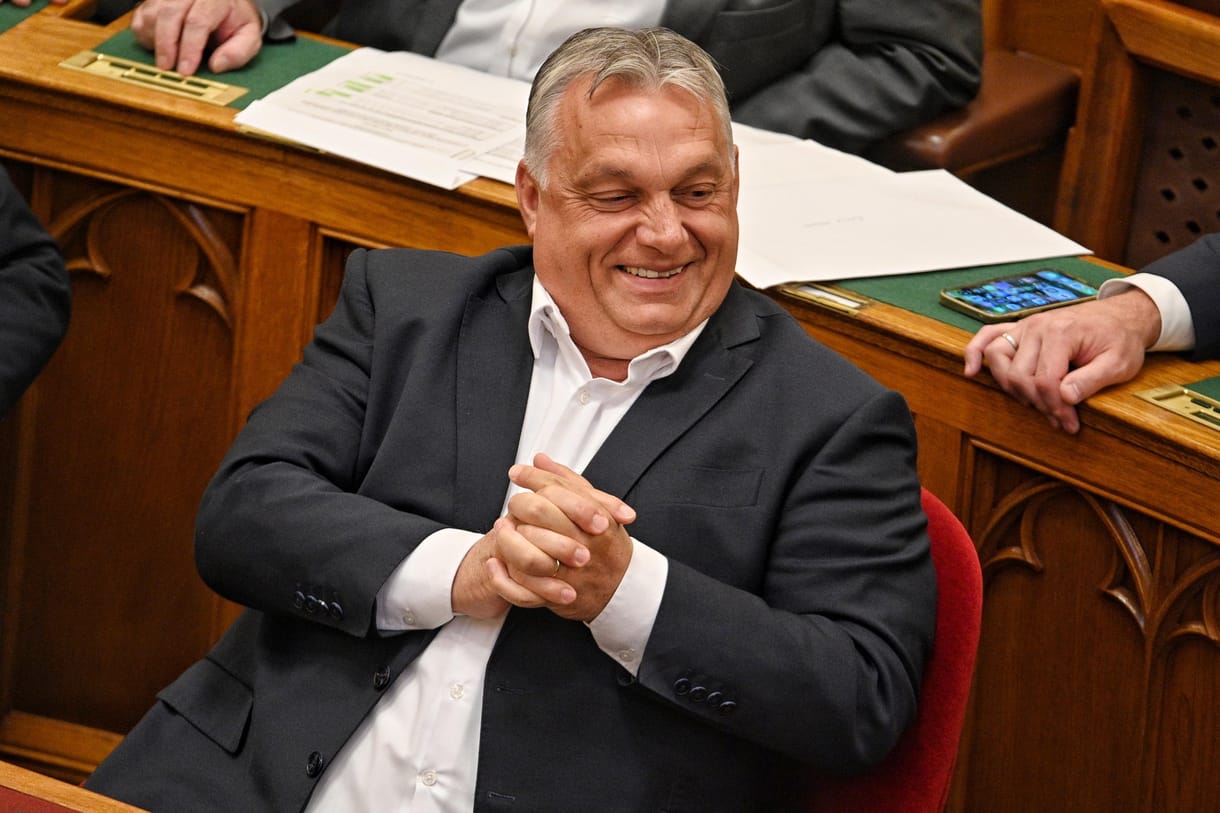 Orbán arcai az Alaptörvény átírásának és a hiperoptimista költségvetés elfogadásának idején