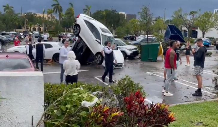 Az út közepén kapott fel autókat a floridai tornádó - videó