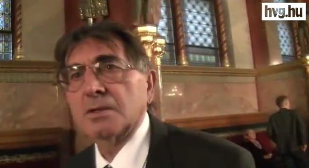 Videó: Megrángatták a hvg.hu riporterét a parlamentben