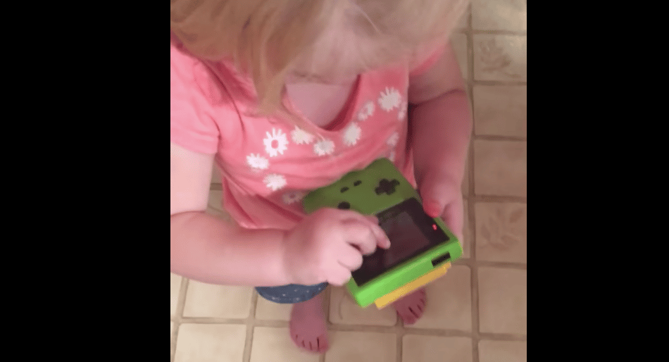A YouTube-on már sztár a kislány, aki bizonyítja: épp itt volt az ideje az iPhone X-nek – videó