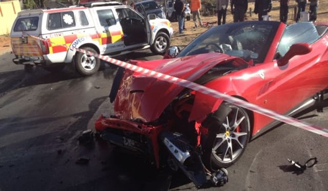 Pajerónak ütközve tört rommá egy Ferrari California - fotók
