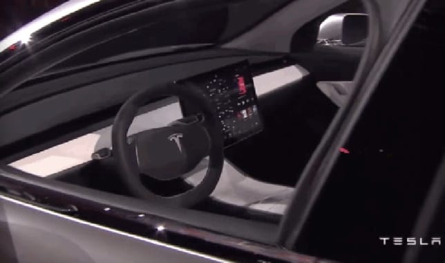 Olyan lesz a legolcsóbb Tesla, mintha egy futurisztikus űrhajót vezetnénk