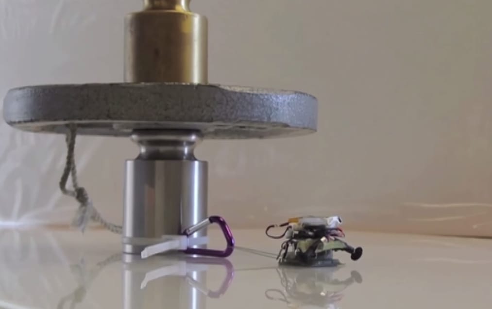 Saját súlya 2000-szeresét is elcipeli a kis robot – videó