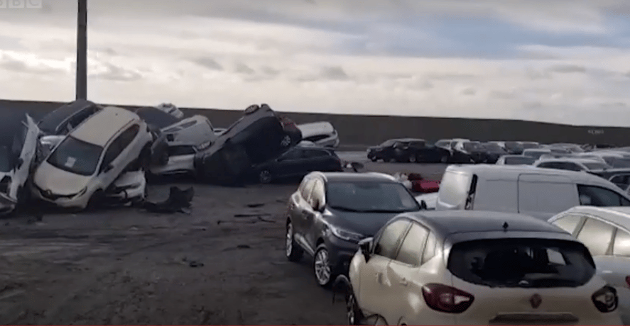 Több száz Maserati is elégett egy hatalmas kikötői tűzben – videó