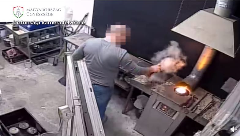 Videón, ahogy tömbbé olvasztja a lopott aranyat a tolvaj