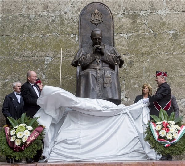 Szobrot állítottak a kommunisták börtönében szenvedett érseknek