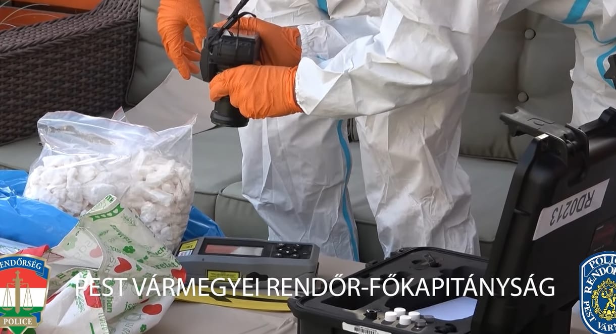 700 milliót kerestek kristállyal, akciófilmbe illő jelenetekben fogta el őket a rendőrség – videó