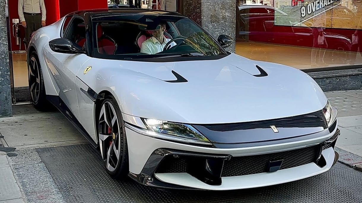 London luxusnegyedében vették videóra a Ferrari legújabb szupersportkocsiját