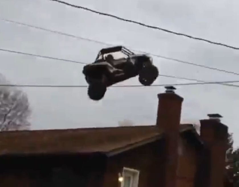Így repül át egy lakóház felett egy aprócska buggy
