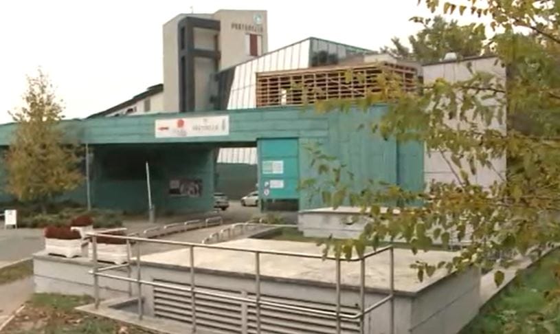 Sok minden bezár a spórolás miatt Esztergomban, de az egyébként veszteséges élményfürdő nem