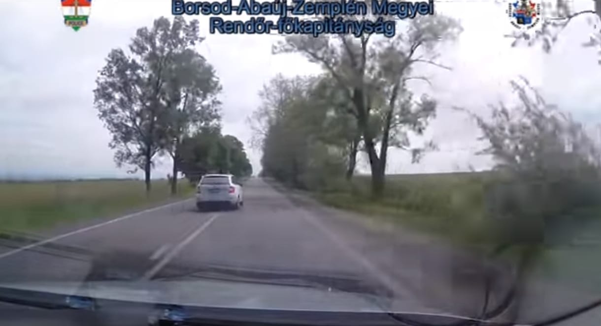 Pont a rendőrautót sikerült szabálytalanul megelőznie ennek az autósnak – videó