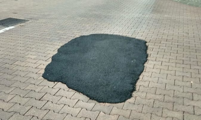 A nap fotója: Aszfalttal kátyúzták a térkövet Veszprémben